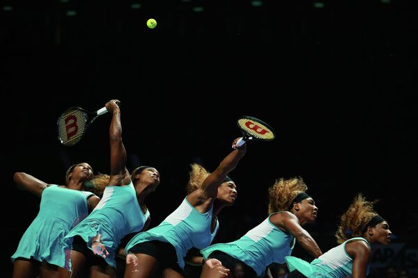 Серена Уильямс (США) в полуфинальном матче итогового турнира Женской теннисной ассоциации (WTA) против Каролины Возняцки (Дания) - Sputnik Казахстан