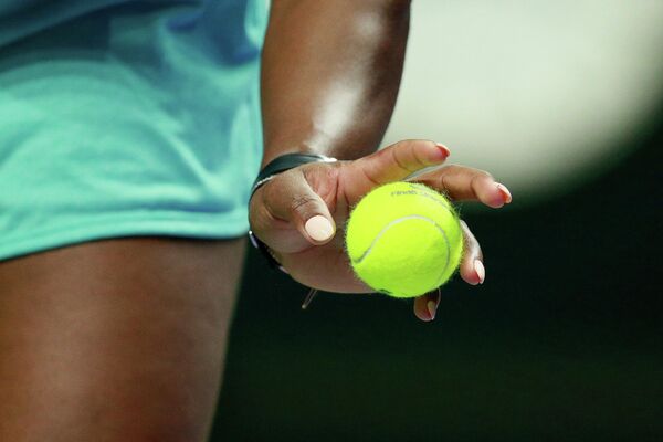 Мяч в руке американской теннисистки Серены Уильямс  - Sputnik Казахстан