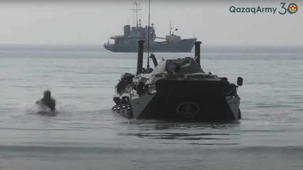 Занятия по боевой подготовке на побережье Каспийского моря - видео - Sputnik Казахстан