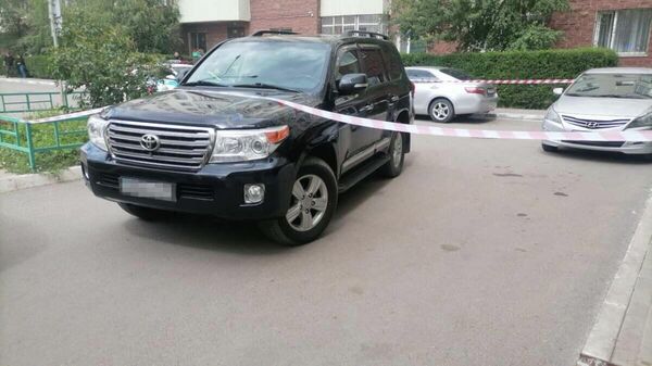 Водитель автомашины Land Cruiser 200 во время парковки допустил наезд на ребенка - Sputnik Казахстан