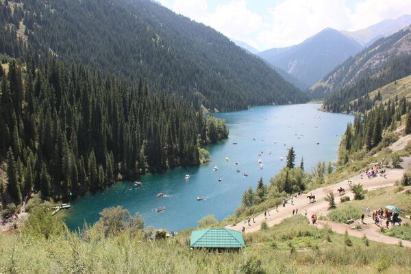 Для жителей и гостей Алматы самыми привлекательными и популярными местами для отдыха много лет остаются озера Кольсай и Каинды.  - Sputnik Казахстан