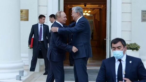 К.-Ж. Токаев и В. Путин прощаются после встречи в Сочи - Sputnik Казахстан