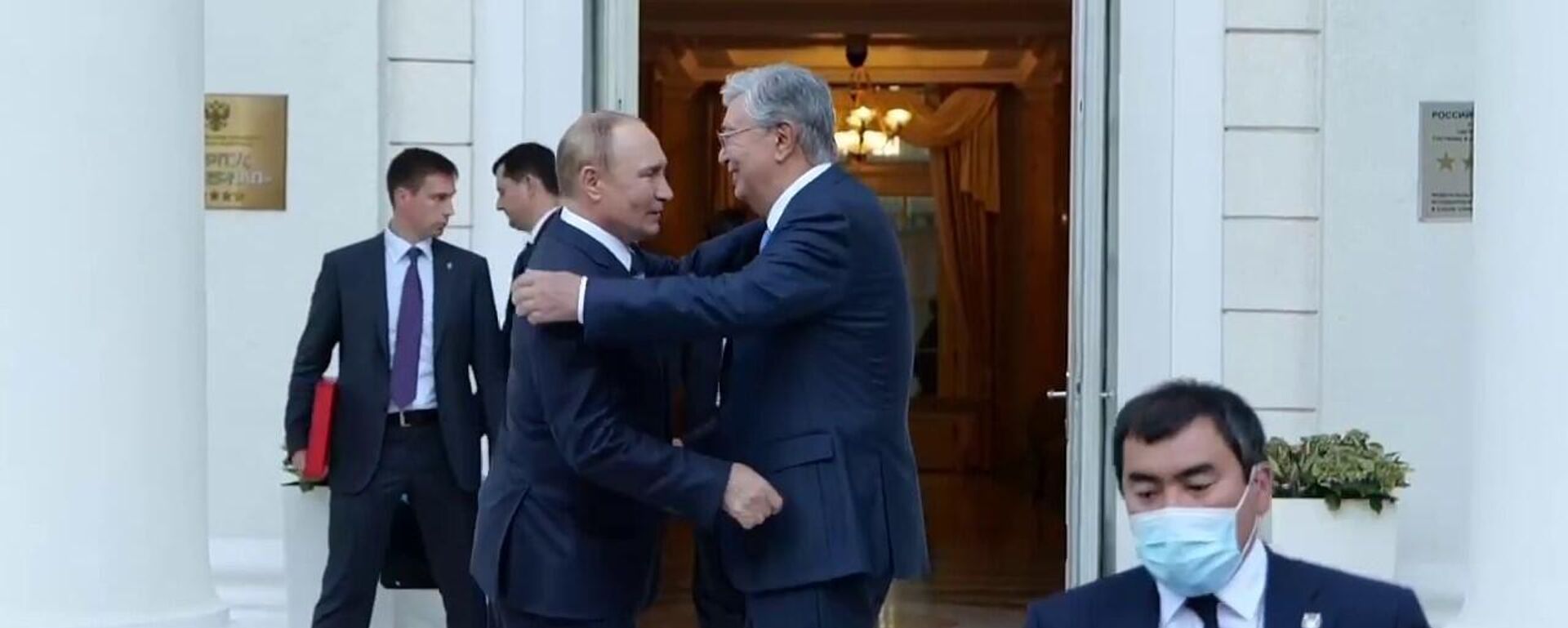 К.-Ж. Токаев и В. Путин прощаются после встречи в Сочи - Sputnik Казахстан, 1920, 19.08.2022