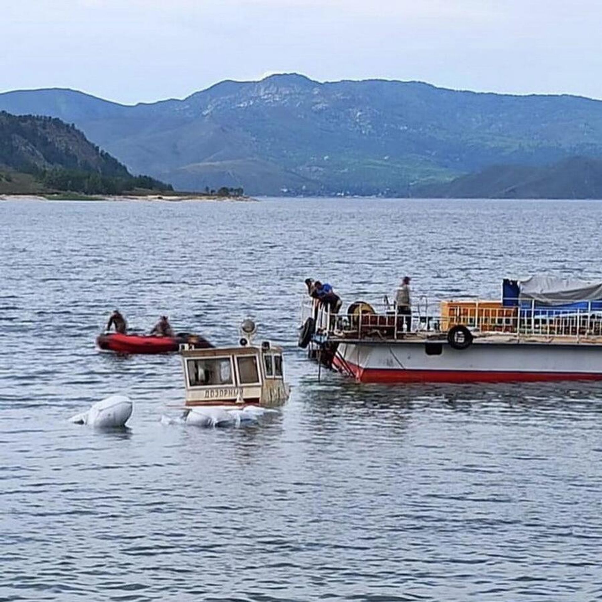 Со дна Бухтарминского водохранилища подняли катер 