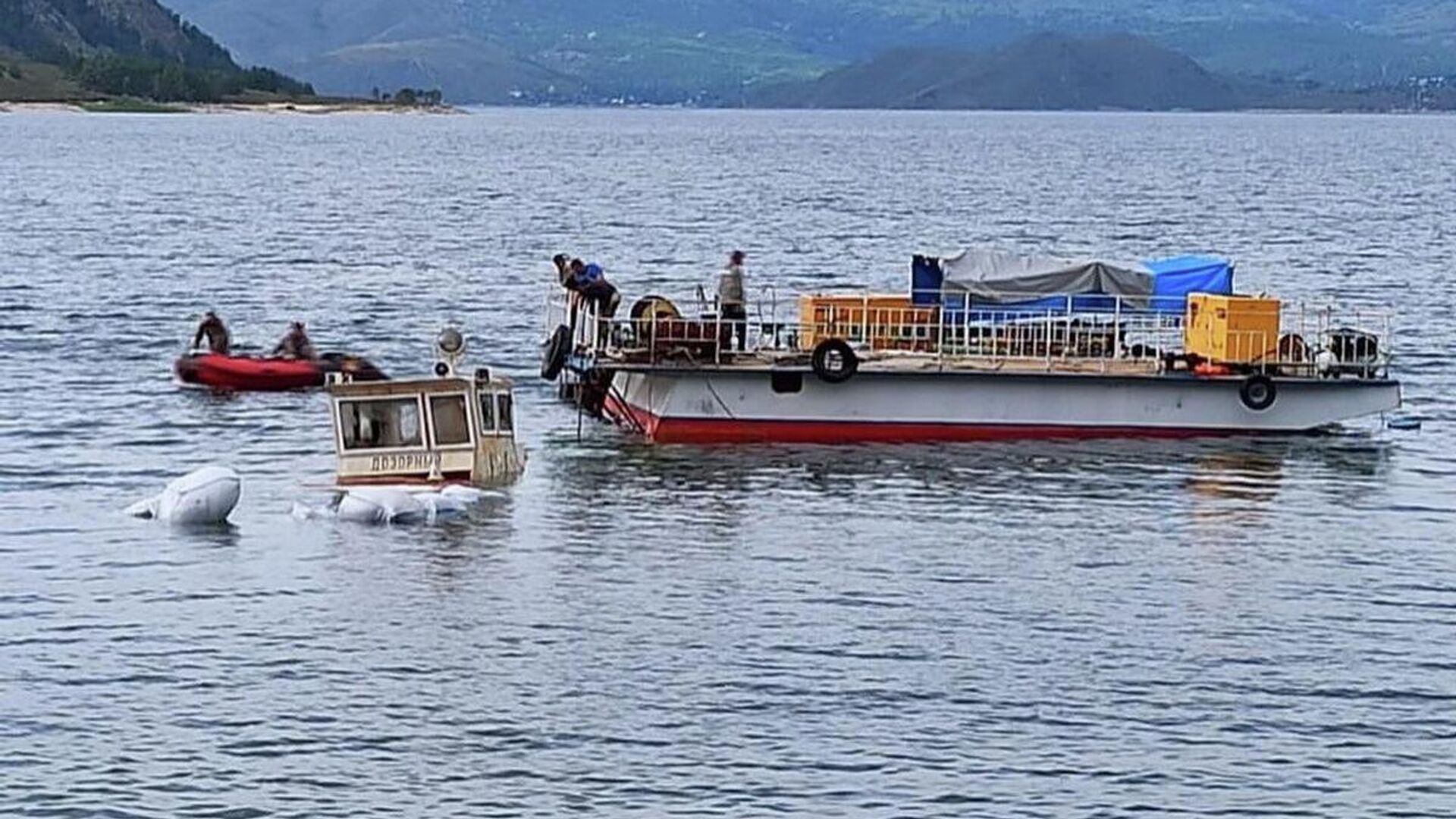 Со дна Бухтарминского водохранилища подняли катер 