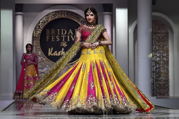 Свадебные одежды пакистанских дизайнеров украшены вышивкой, богатой фурнитурой и сшиты из роскошных дорогостоящих тканей.  - Sputnik Казахстан