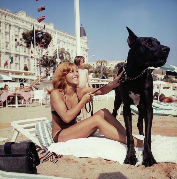 Французская певица Николетта со своей собакой по кличке Титус на пляже в Каннах.  - Sputnik Казахстан