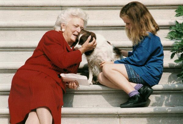 Бывшая первая леди Барбара Буш со своей собакой Милли и внучкой.  - Sputnik Казахстан