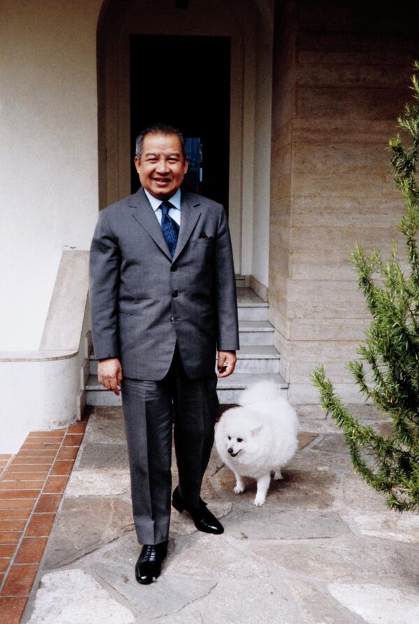 Король Камбоджи Нородом Сианук со своим псом в резиденции. - Sputnik Казахстан