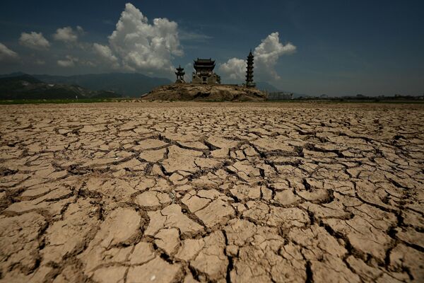 Растрескавшаяся земля на бывшем дне крупнейшего в Китае пресноводного озера Поянху в Цзюйцзяне.  - Sputnik Казахстан