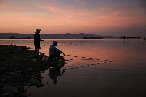 Рыбаки сидят на берегу озера Поянху.  - Sputnik Казахстан