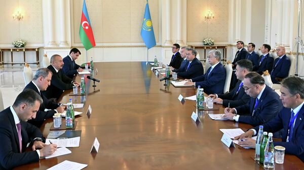 Касым-Жомарт Токаев и Ильхам Алиев провели переговоры в расширенном формате - Sputnik Казахстан