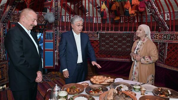 Токаев и Алиев посетили казахскую юрту - Sputnik Казахстан