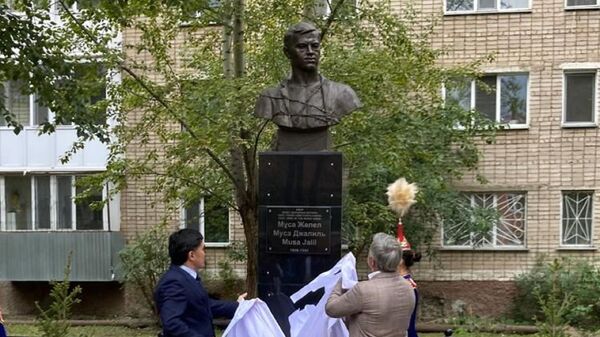 В Кокшетау открыли бюст Герою Советского Союза, поэту, журналисту Мусе Джалилю  - Sputnik Казахстан