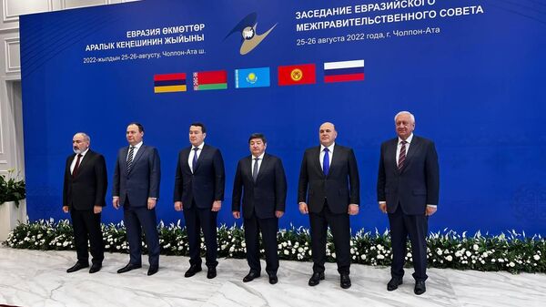 Совместное фото глав правительств Армении, Беларуси, Казахстана, Кыргызстана, России и председателя Коллегии Евразийской экономической комиссии - Sputnik Казахстан