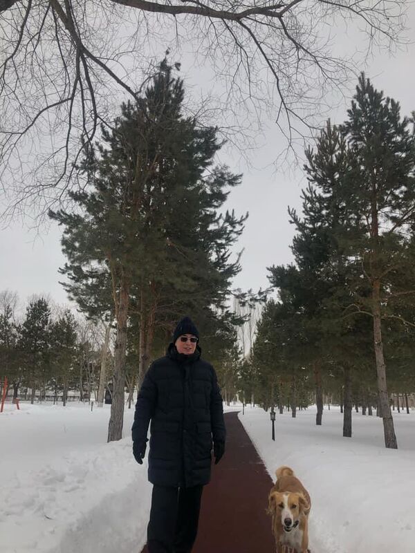 Президент Казахстана Касым-Жомарт Токаев на прогулке с собакой очень редкой и древней породы Тазы (среднеазиатская борзая, или казахская борзая). - Sputnik Казахстан