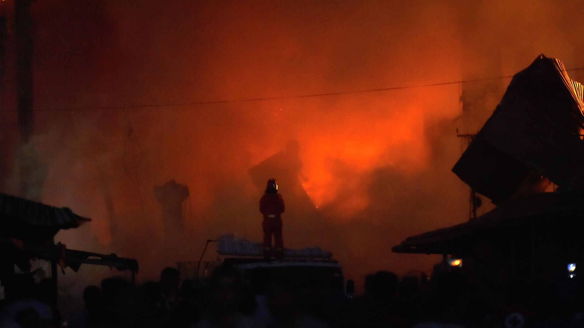 Тушение пожара продолжается в вечернее время на месте разрушенного взрывом торгового центра Сурмалу в Ереване - Sputnik Казахстан, 1920, 22.10.2022