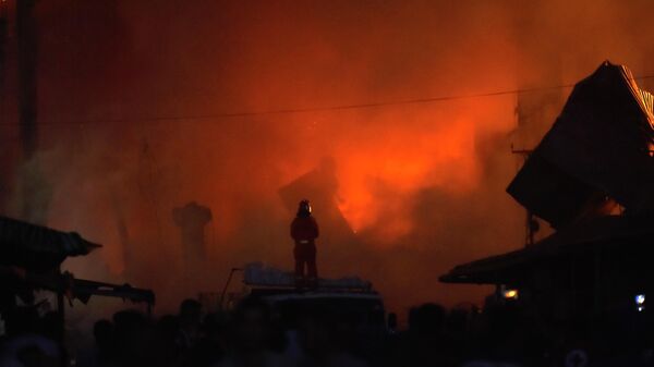 Тушение пожара продолжается в вечернее время на месте разрушенного взрывом торгового центра Сурмалу в Ереване - Sputnik Казахстан