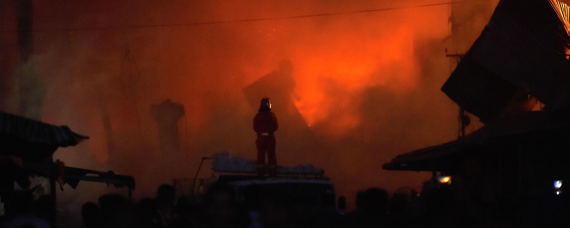 Тушение пожара продолжается в вечернее время на месте разрушенного взрывом торгового центра Сурмалу в Ереване - Sputnik Қазақстан, 1920, 22.10.2022