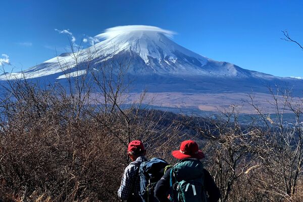 На самом деле гора Фудзи, как зовут ее японцы, - это вулкан, который не извергался с 1707 года. Гора открыта для туристов с 1 июля по 31 августа. - Sputnik Казахстан