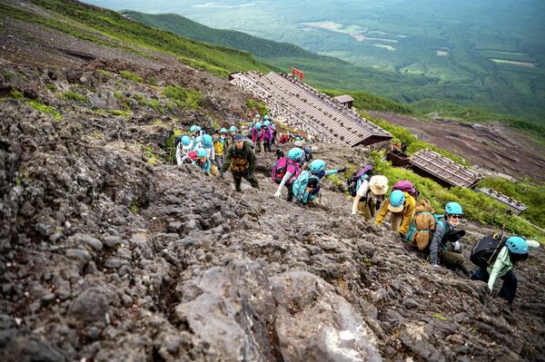 Для восхождения на гору Фудзи совсем не обязательно быть профессиональным альпинистом. Однако нужно быть здоровым и в хорошей физической форме. - Sputnik Казахстан
