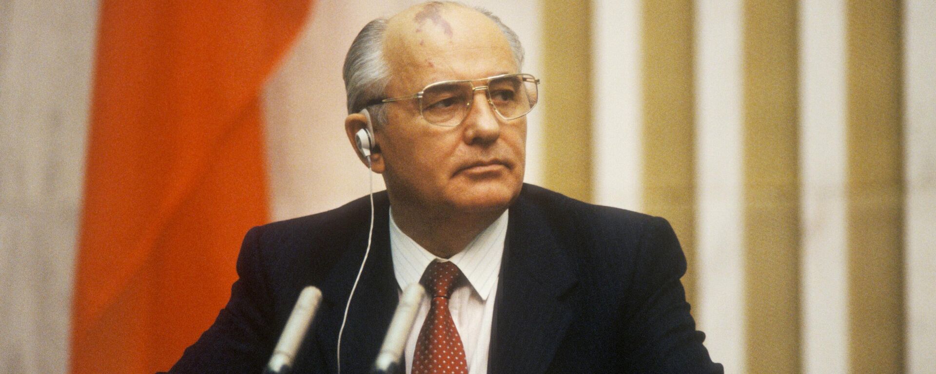Генеральный секретарь ЦК КПСС, Президент СССР Михаил Сергеевич Горбачев на заседании Сессии Верховного Совета ССР - Sputnik Казахстан, 1920, 31.08.2022