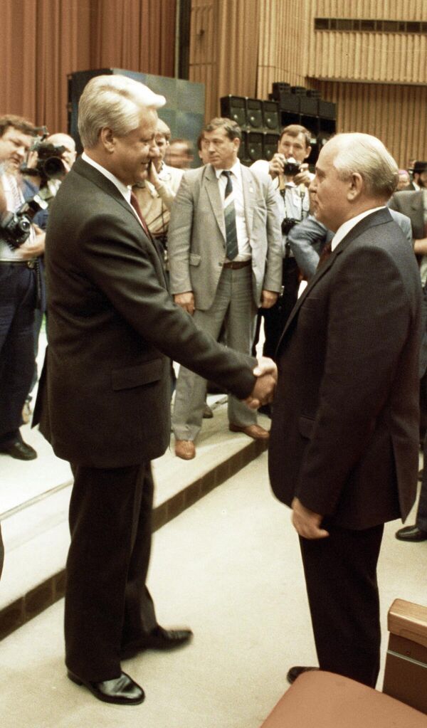 В 1977-1978 годах Горбачев познакомился с первым секретарем Свердловского обкома партии Борисом Ельциным. На фото: Горбачев поздравляет Ельцина с его вступлением в должность президента РСФСР, 1991 год. - Sputnik Казахстан