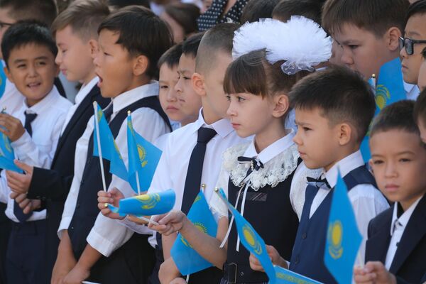 В этом учебном году в Алматы в первый класс пошли более 31 тысячи детей. Всего в школах города будут обучаться 317 тысяч школьников. - Sputnik Казахстан