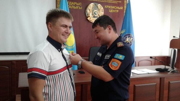 Спасших унесенных в море девочек мужчину наградили медалью - Sputnik Казахстан
