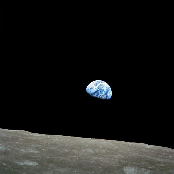 Все мы знаем, какого цвета небо на нашей планете. А что до других планет? Фото &quot;Восход Земли&quot;, полученное миссией Аполлон-8 в 1968 году. - Sputnik Казахстан