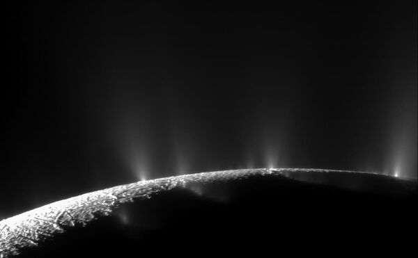 Драматические струи льда, водяного пара и органических соединений выбрасываются из южного полюса спутника Сатурна Энцелада на этом снимке, сделанном космическим кораблем НАСА &quot;Кассини&quot; в ноябре 2009 года. - Sputnik Казахстан