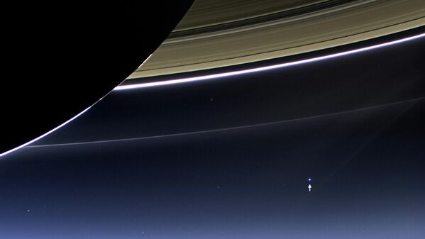 НАСА-ның &quot;Кассини&quot; ғарыш кемесі Сатурннан Жер мен Айды суретке түсіріп тұр. Сатурнда аспан дәл Жердегідей көк түсті. - Sputnik Қазақстан