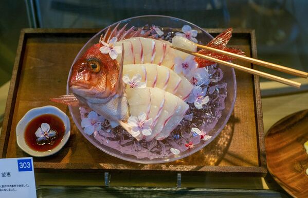 Кокетливая рыба с легкомысленным цветочком вишни &quot;за ушком&quot; буквально сама себя готовит, чтобы привлечь внимание зрителей.  - Sputnik Казахстан