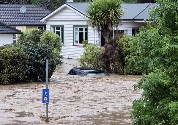 Сотни домов и машин затопили воды разлившейся реки Майтай на Южном острове Новой Зеландии.  - Sputnik Казахстан