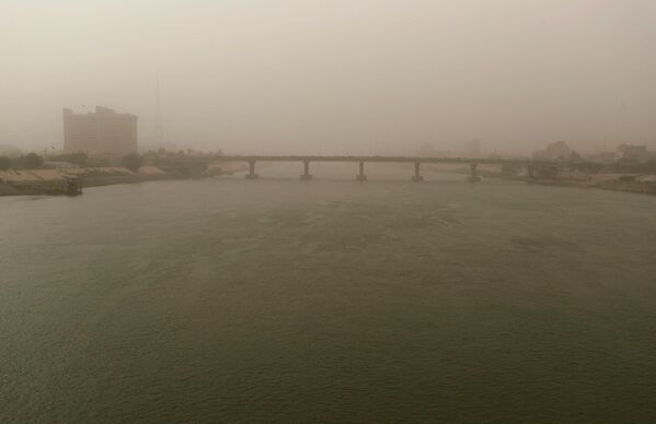 Мост через реку Тигр в столице Ирака Багдаде во время пыльной бури. - Sputnik Казахстан