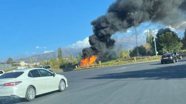 Автомобиль сгорел близ перекрестка улиц Аль-Фараби и Сейфуллина - Sputnik Казахстан