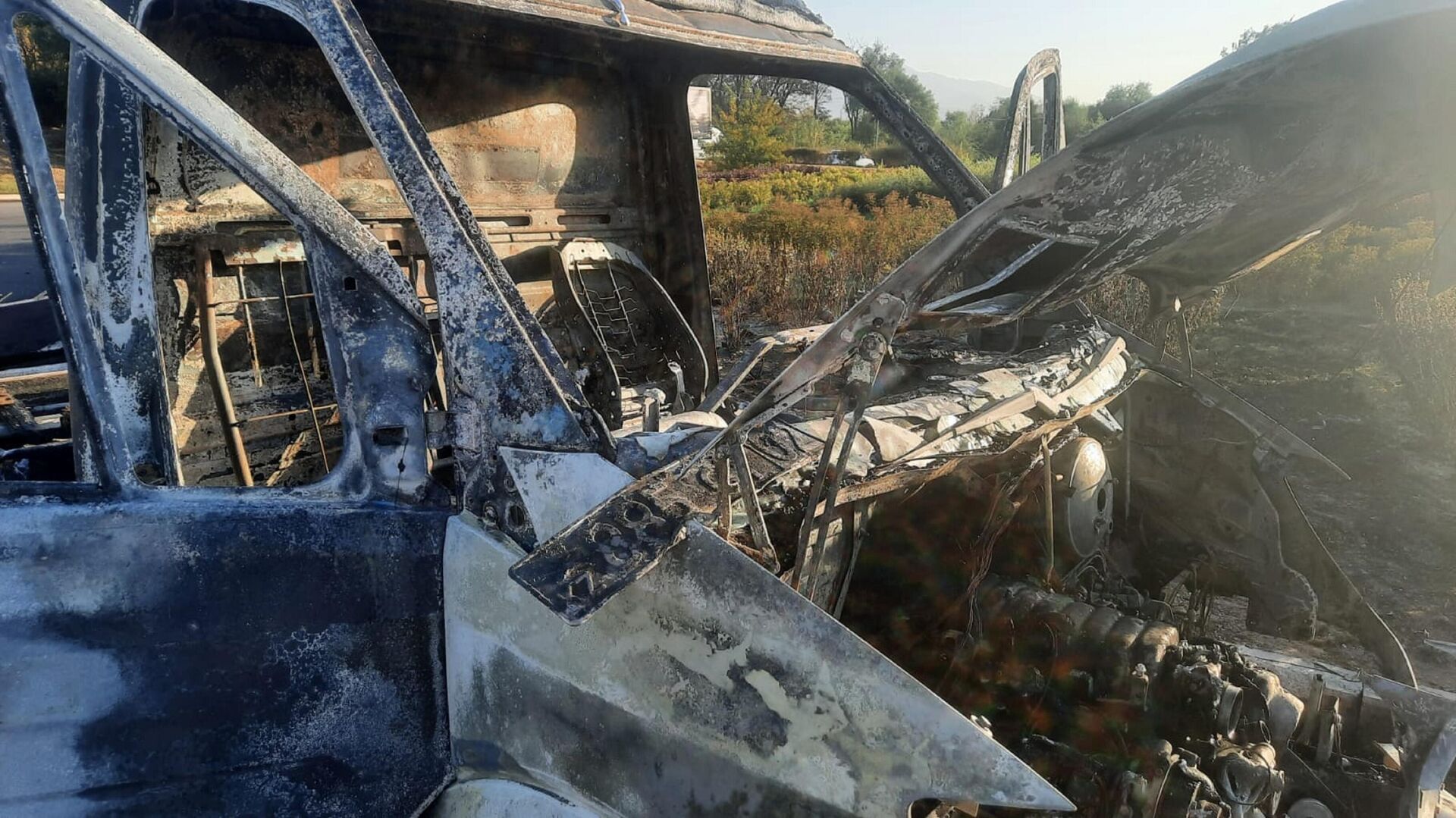 Автомобиль полностью сгорел близ перекрестка улиц Аль-Фараби и Сейфуллина  - Sputnik Казахстан, 1920, 02.09.2022