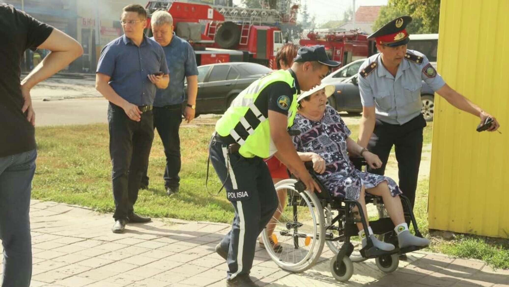 Продолжай охрану. Полиция фото. Наряд полиции. Женщина полицейский. Охрана общественного порядка.