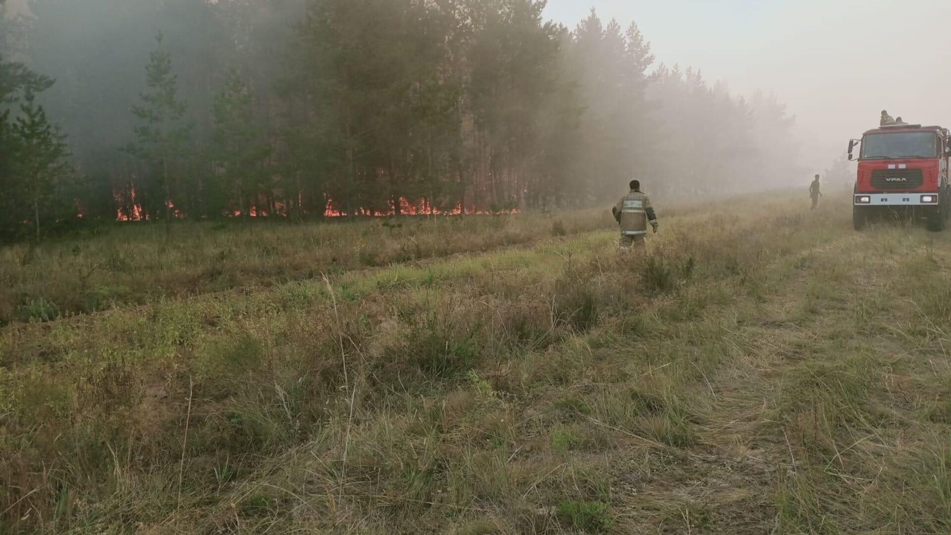 Лесные пожары в Костанайской области  тушат 196 единиц техники, 7 воздушных судна, 5 пожарных поезда, 1526 человек личного состава - Sputnik Казахстан, 1920, 22.09.2022