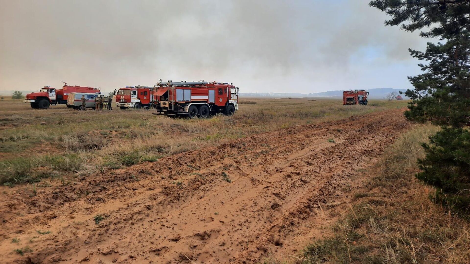 Лесные пожары в Костанайской области  тушат 196 единиц техники, 7 воздушных судна, 5 пожарных поезда, 1526 человек личного состава - Sputnik Казахстан, 1920, 22.09.2022