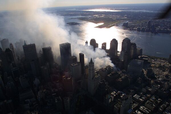 Дым над разрушенным Всемирным торговым центром 15 сентября 2001 года в Нью-Йорке.  - Sputnik Казахстан