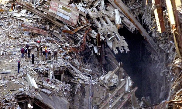 Рабочие осматривают руины Всемирного торгового центра в Нью-Йорке, 2 октября 2001 года. - Sputnik Казахстан