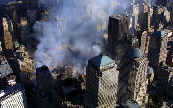 Дым над разрушенным Всемирным торговым центром, 15 сентября 2001 года. - Sputnik Казахстан