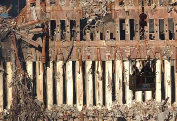Силуэты рабочих-металлургов на фоне стены одной из разрушенных башен-близнецов, 6 октября 2001 года, Нью-Йорк. - Sputnik Казахстан