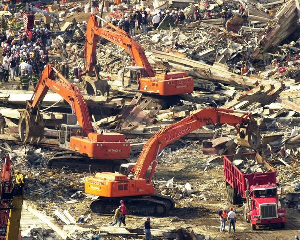 Спасатели работают на месте трагедии &quot;9/11&quot;, расчищая завалы, Нью-Йорк, 16 сентября 2001 года. - Sputnik Казахстан