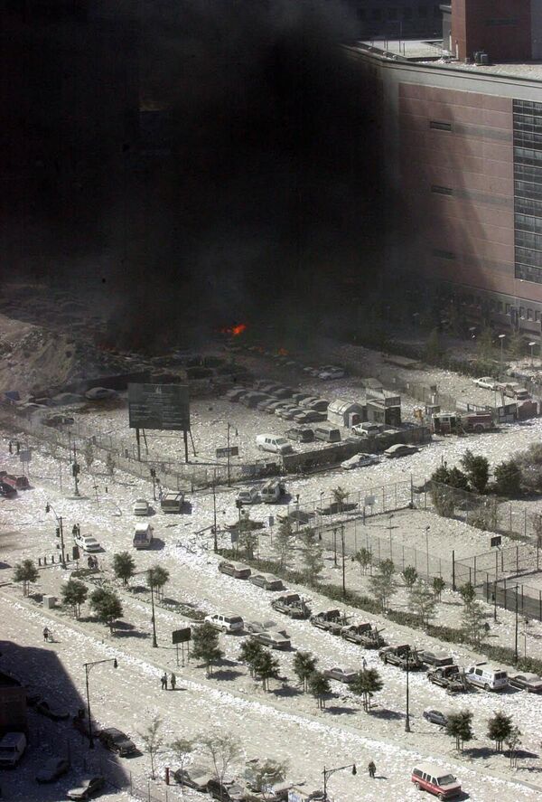 Огонь, пепел, обломки и дым над улицами рядом с местом обрушения башен-близнецов.  - Sputnik Казахстан