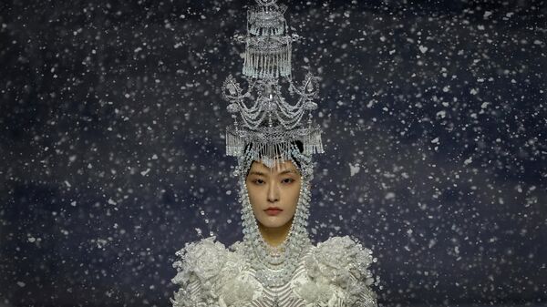 Модель представляет творение китайского дизайнера Сюн Ин во время Недели моды в Пекине  - Sputnik Казахстан