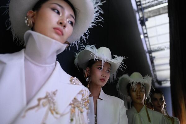 Модели готовятся к выходу на подиум во время китайской Недели моды в Пекине. - Sputnik Казахстан