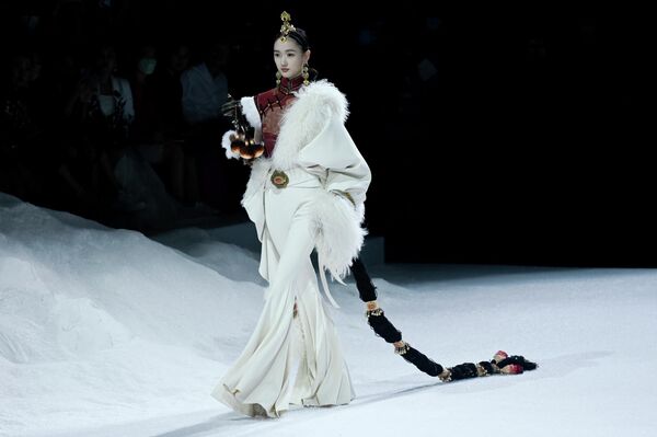 Модель представляет творение китайского дизайнера Сюн Ин во время Недели моды в Пекине. - Sputnik Казахстан