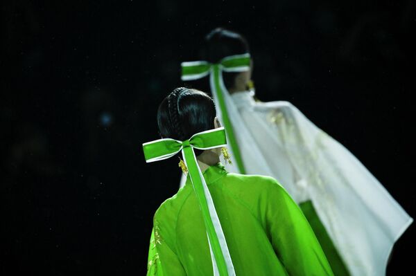 Модель представляет творение китайского дизайнера Сюн Ин во время Недели моды в Пекине. - Sputnik Казахстан